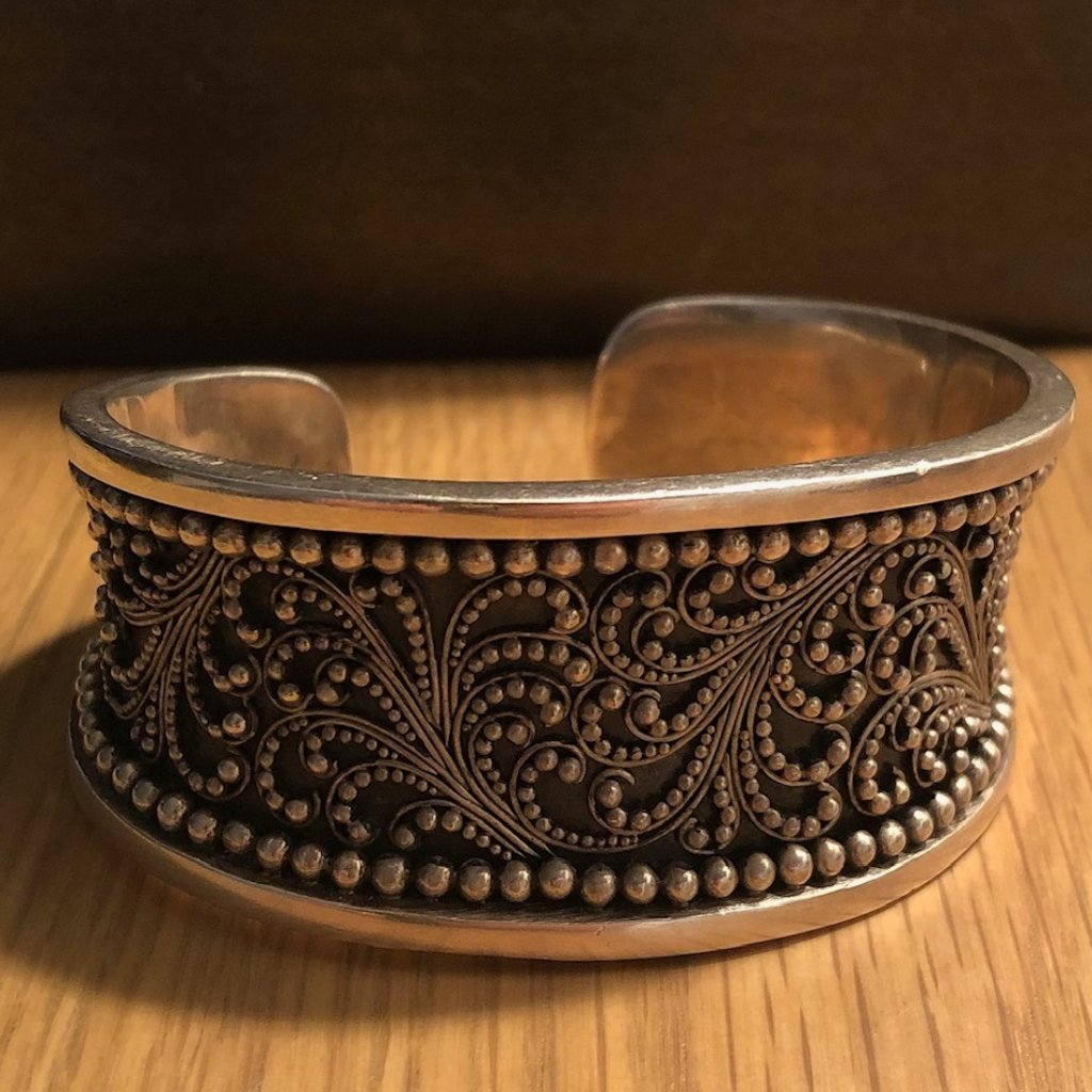 Lois Hill Hammered Border Hand Carved Edges Medium 30mm Cuff 410$